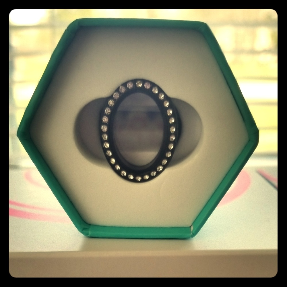 Black ring with Swarvoski Crystal's